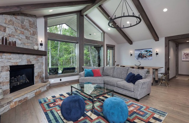 Lakeview Escape l Luxury Home #3 w/Sauna, Fireplace & Large Private Deck