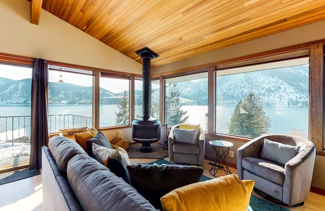 Lakeview home with a great deck, walk across the street to beach