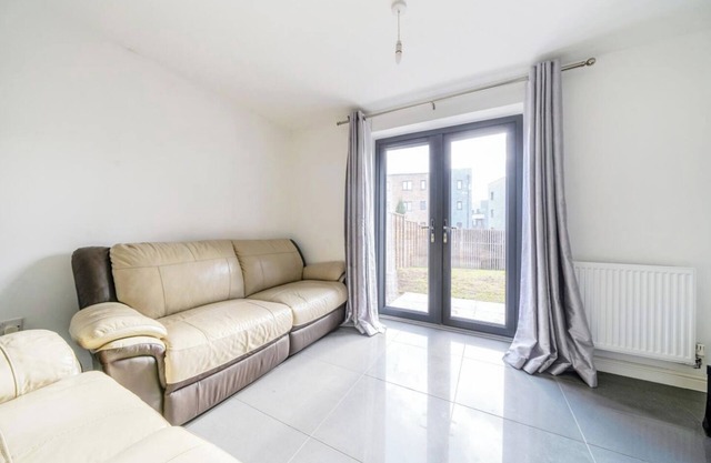 Lakeview House - Sleeps 6, Garden & Free Parking