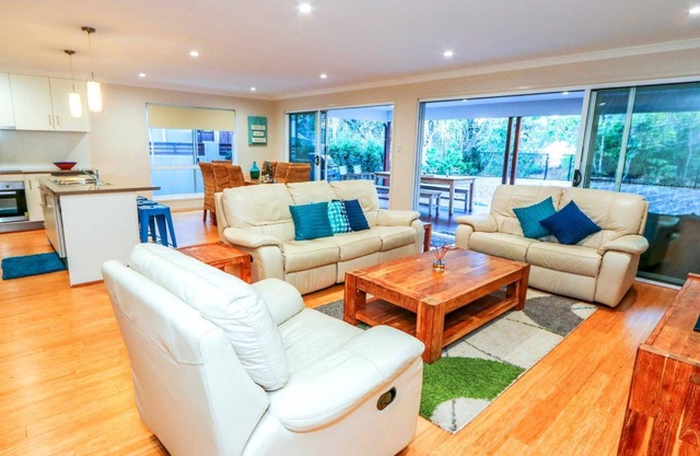 LALAPANZI holiday house - boat parking, pet friendly, on the beach