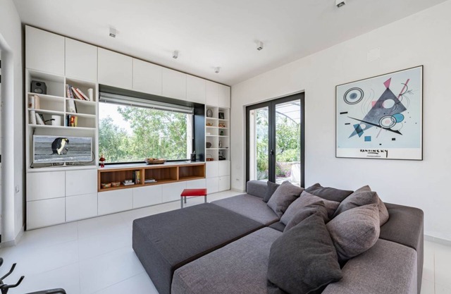 Lamia del Lupo by Rentbeat