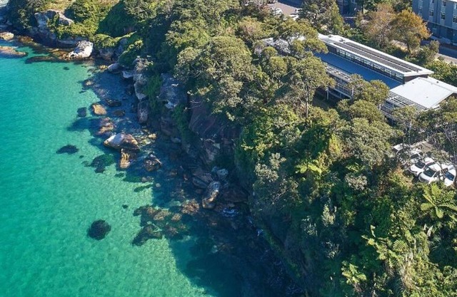 Land's Edge Harbour Lodge - unique property right on the Harbour!n