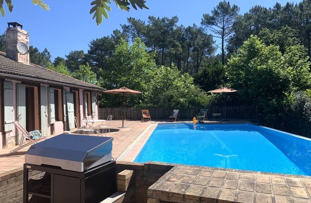 Landes house sleeps 13 Airial swimming pool tennis bowling green near lake & ocean