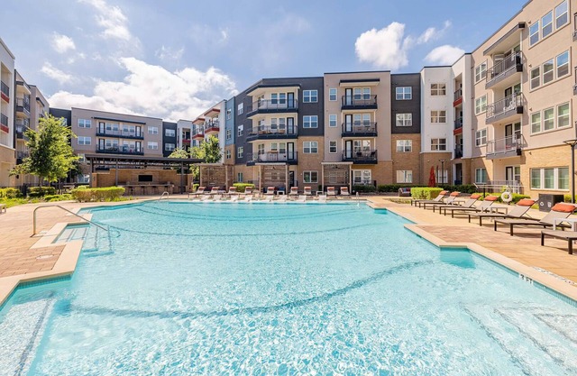Landing at Bridge at Henley - 2 Bedrooms in Mon.