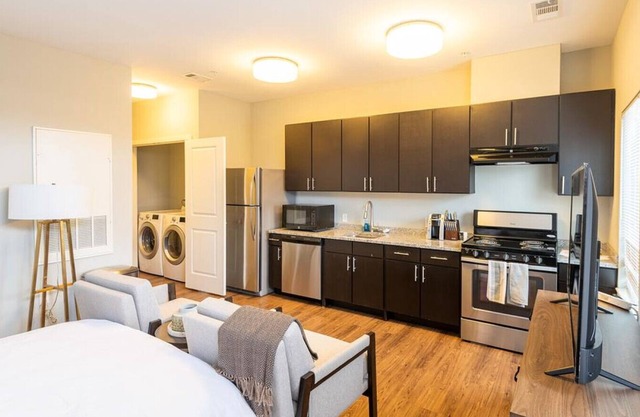 Landing at Windsor Station - 1 Bedroom in Downtown Windsor