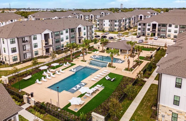 Landing | Chic 1BD, Courtyard, Gym