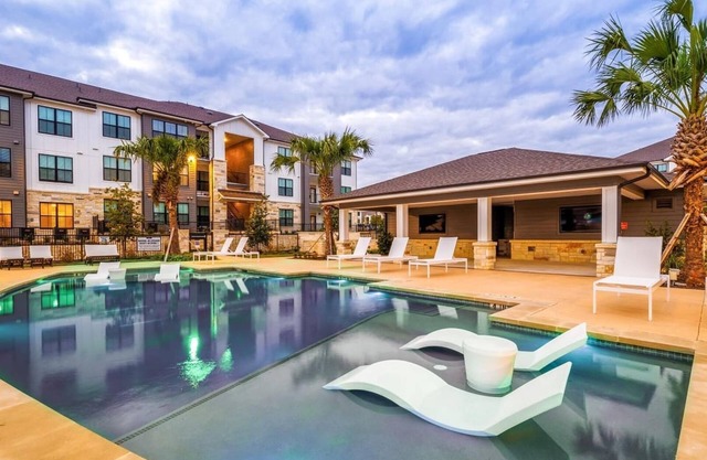 Landing | Chic 1BD, Pool, Gym