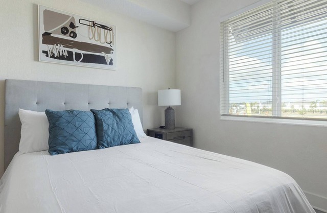 Landing | Chic 2BD, Clubhouse, Pool