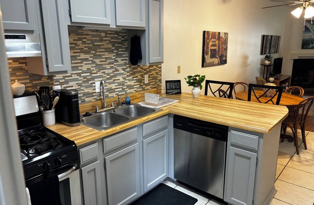 Landing pad - under 2 miles to airport, 2 br, Free parking, WiFi