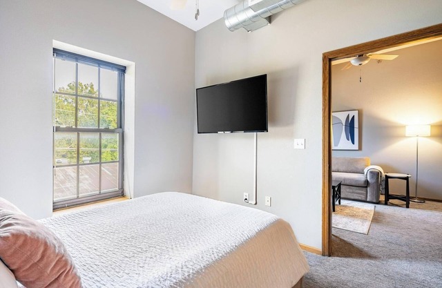 Landing | Stunning 1BD, Courtyard