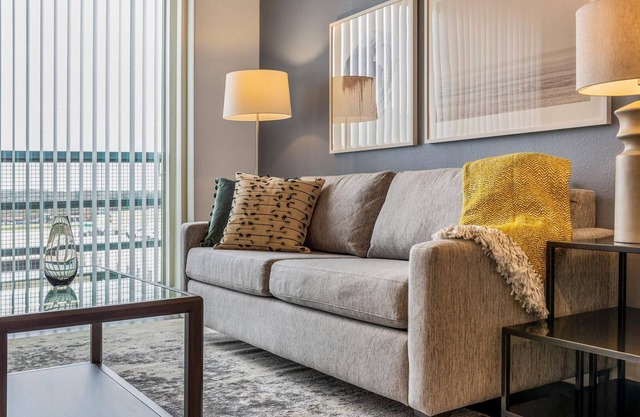 Landing | Stunning 2BD, Gym, Clubhouse