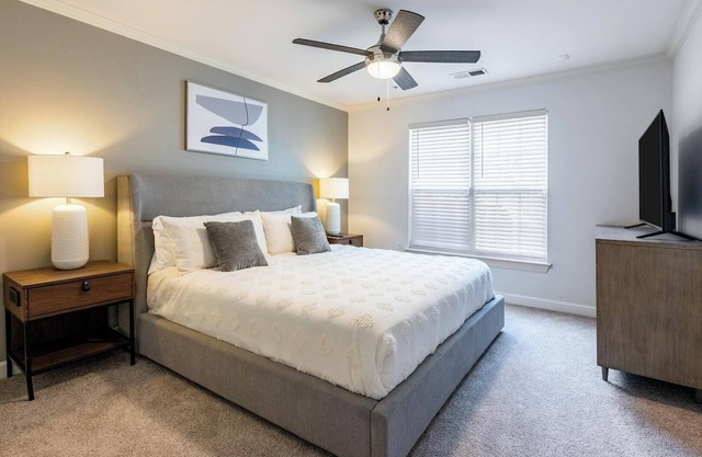 Landing | Stunning 2BD, Gym, Tennis Court