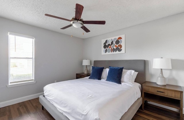 Landing | Stunning 1BD, Tennis Court, Courtyard