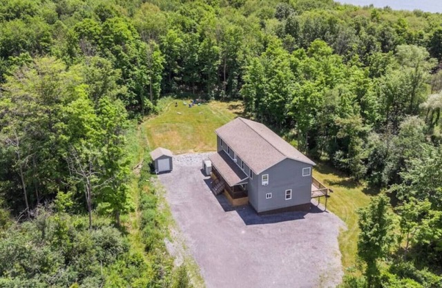 Lansing upstairs 6 bedroom 3.5 bath · Sp · Spacious Wine Country Retreat! Fire Pit+Grill