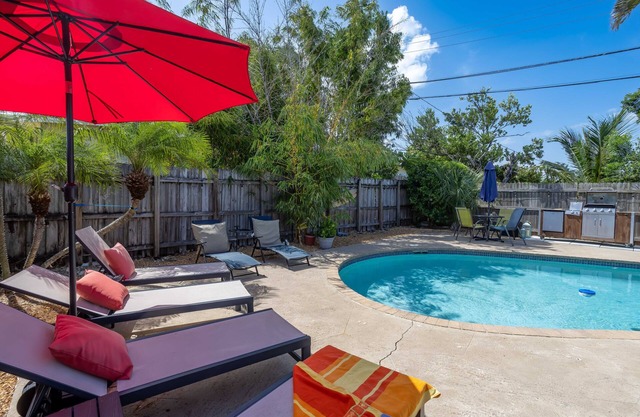 Lantana Beach House-5 mins to Beach-nKING BD/Hot Tub/Pool/Fire Pit/Gym/Mini Putt