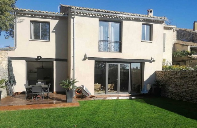 Large renovated and tastefully decorated village house, 4 km from Uzès