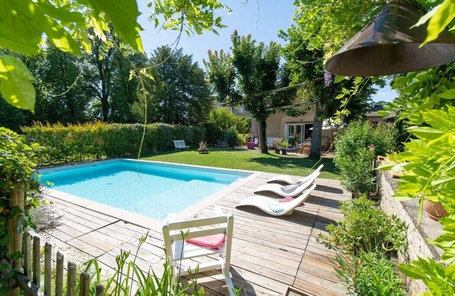 LARGE HOUSE WITH POOL FOR 15 PEOPLE in the MONTS D'OR