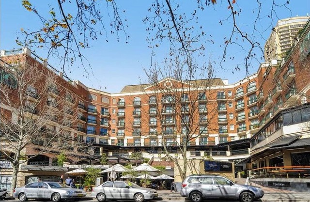 Large 1 bed with parking and rooftop pool
