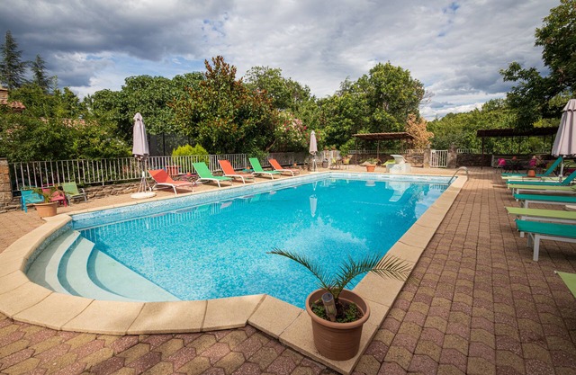Large 3-star building with swimming pool sleeps 11