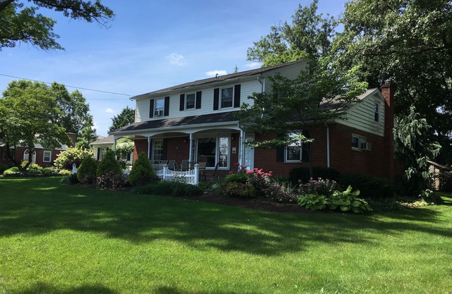 Large 7 Bedroom Home in the Heart of Dutch Country-perfect for large groups