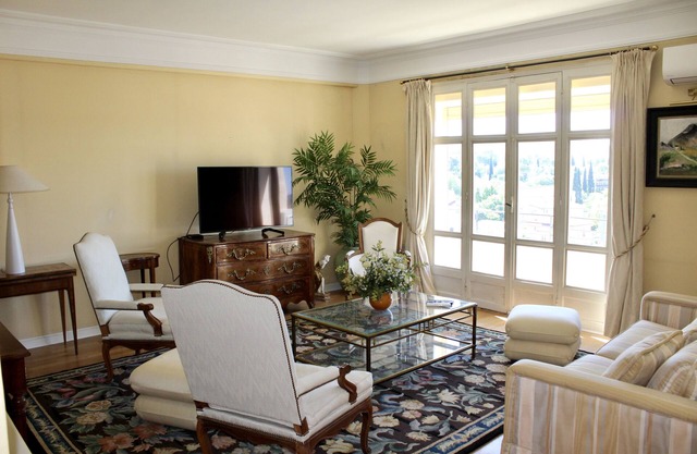 Large air-conditioned apartment with views of Aix-en-Provence