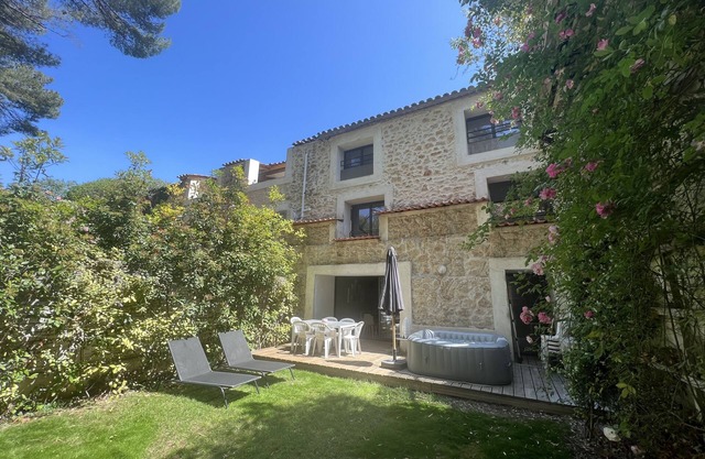 Large air-conditioned F4, heated jacuzzi, gym, 10 min from train stations, airport and beaches.
