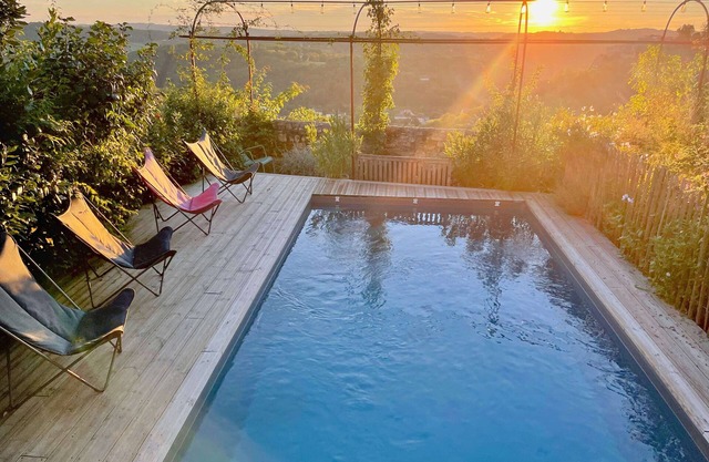Large air-conditioned house, garden, jacuzzi and swimming pool, in Domme.