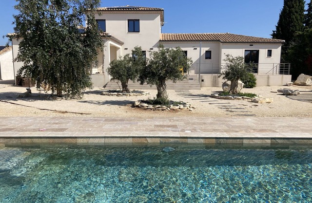 Large air-conditioned villa with heated pool and enclosed garden 5min from Arles