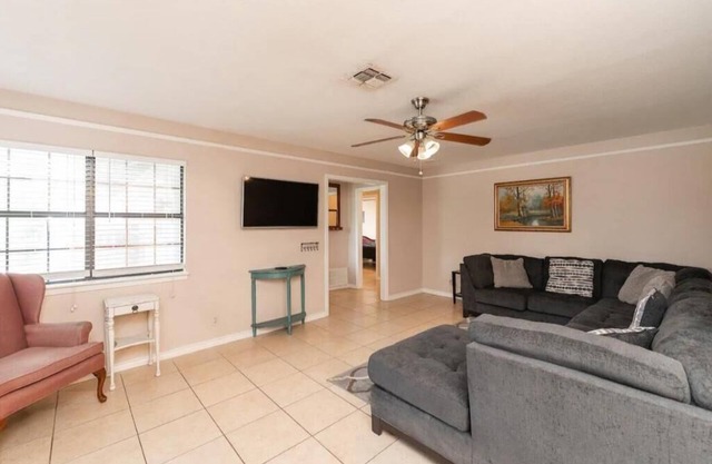 Large and Cozy Home Near River and Downtown