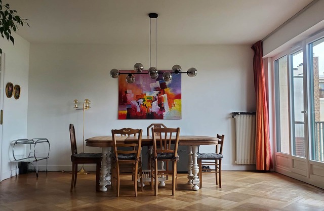 Large apartment, close to the metro, 15 minutes from Pte de Versailles, quiet, sunny location