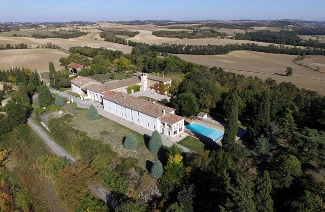 Large apartments, 4 bedrooms, 10 to 14 people, swimming pool, tennis, park .