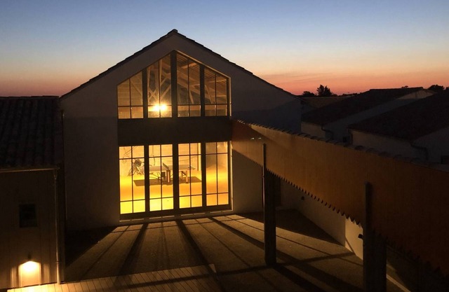 Large architect-designed house with swimming pool and yoga studio