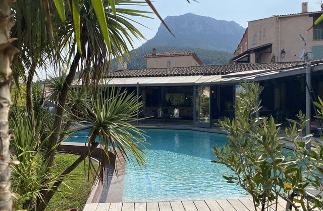 LARGE ATYPICAL VILLA WITH PRIVATE POOL IN A QUIET LOCATION
