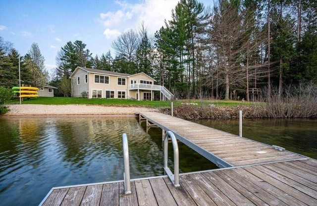 Large Beach Front Property, 3 Kayaks Included!