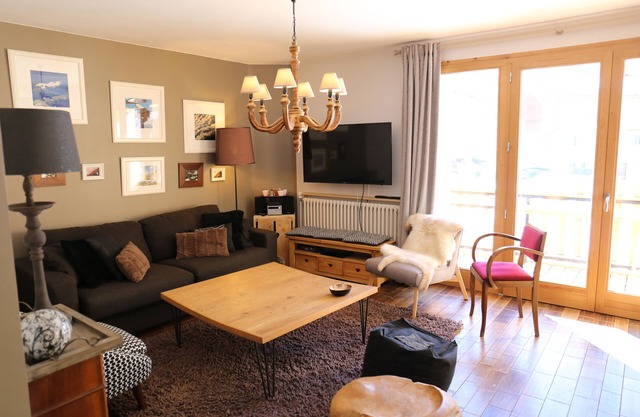 Large bright apartment with south facing balcony facing the mountains