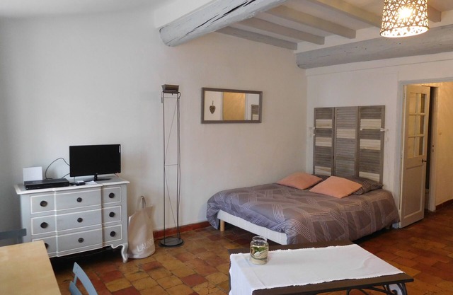 large bright studio of 35 m² in the historic heart of Aix en Provence, wifi