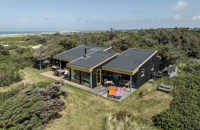 Large bright summerhouse in a tranquil area with sea view and close to the ocean