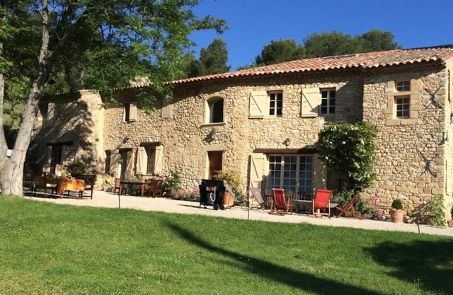 Large character house, swimming pool, tennis, absolute calm at the foot of the Luberon,