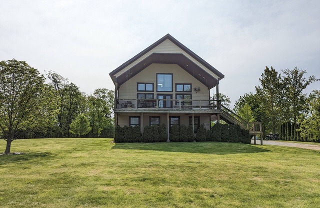 Large Cottage Overlooking Sunsets & North Bay of Pelee Island