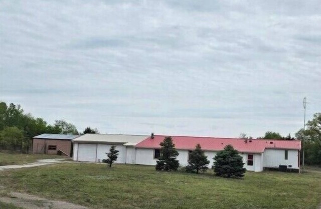 Large cozy cuntry home, pet friendly, ATV and hunter friendly.