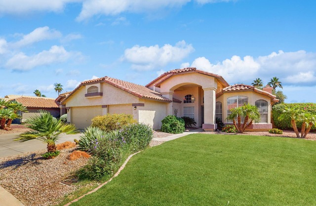 Large elegant home w/private pool, yard, & pool table - near Cardinal Stadium