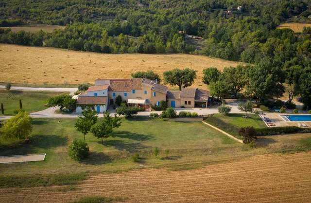 Large estate with private pool at the foot of the luberon