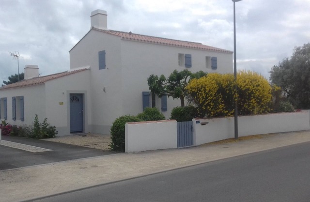 LARGE FAMILY HOME BY THE SEA