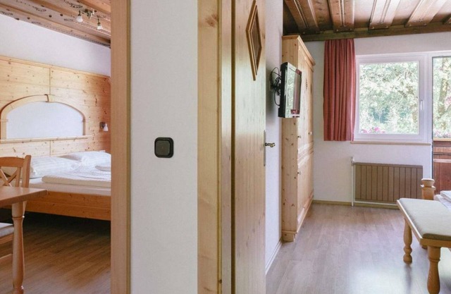Large family room with shower, bath, toilet - Ferienhotel Gut Enghagen