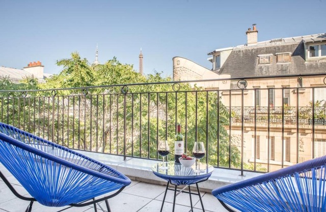 Large flat for 4 people with terrace and view on the Eiffel Tower