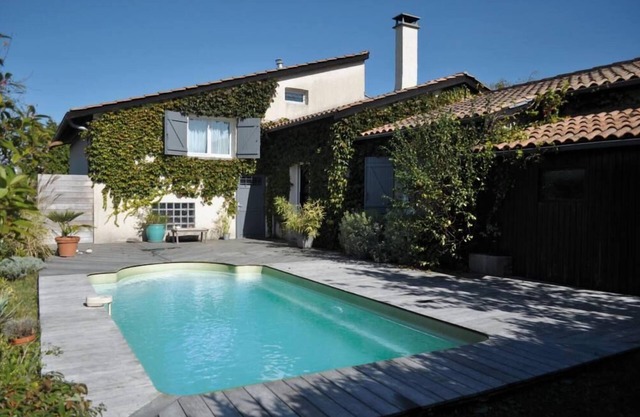 Large house with swimming pool in Gironde near Bordeaux