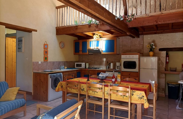 Large gîte for up to 9 people, with swimming pool