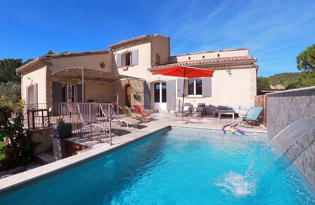 Large heated pool house * in Provence, with dominant views (sleeps 12)