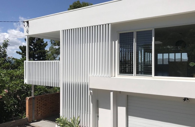 LARGE HOME ON CASTLE HILL | WALK TO STADIUM