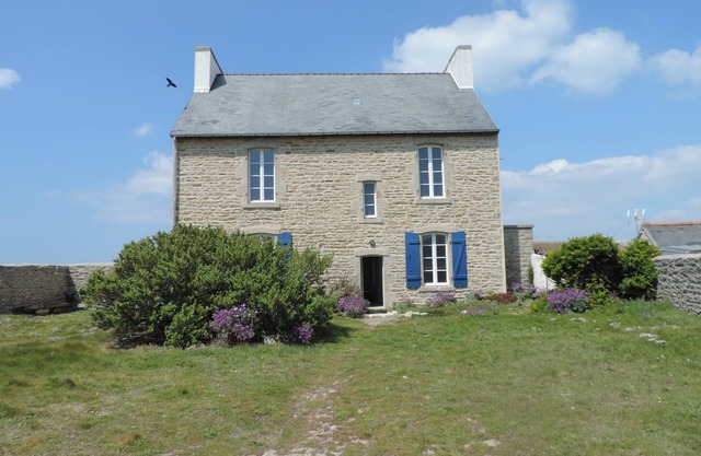 Large house renovated in 2017 facing the rocks of Saint Guénolé, along the GR34